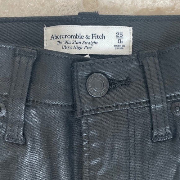 NWT Abercrombie Ultra High Rise 90s Slim Straight Jean Coated Black (Size 25) - Picture 4 of 8